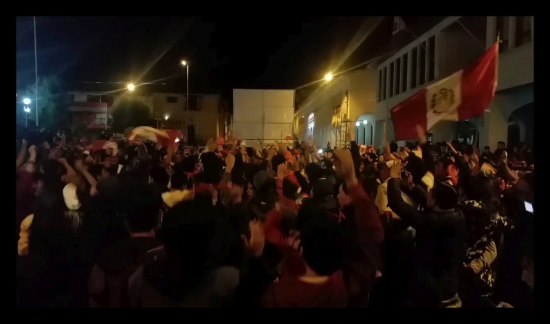 crowds cheering in Huaráz, Perú